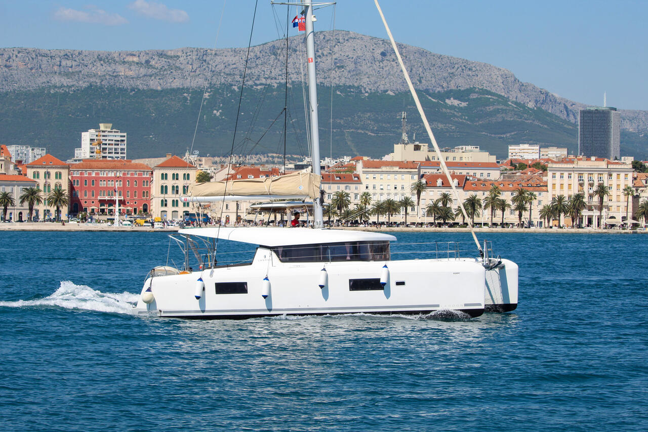 Lagoon 42 - 4 + 2 cab. — photo 5