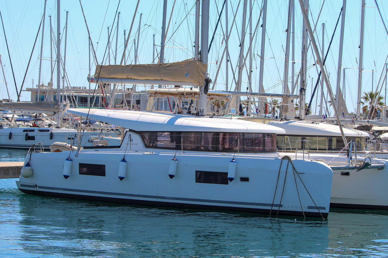Lagoon 42 - 4 + 2 cab. — photo 12