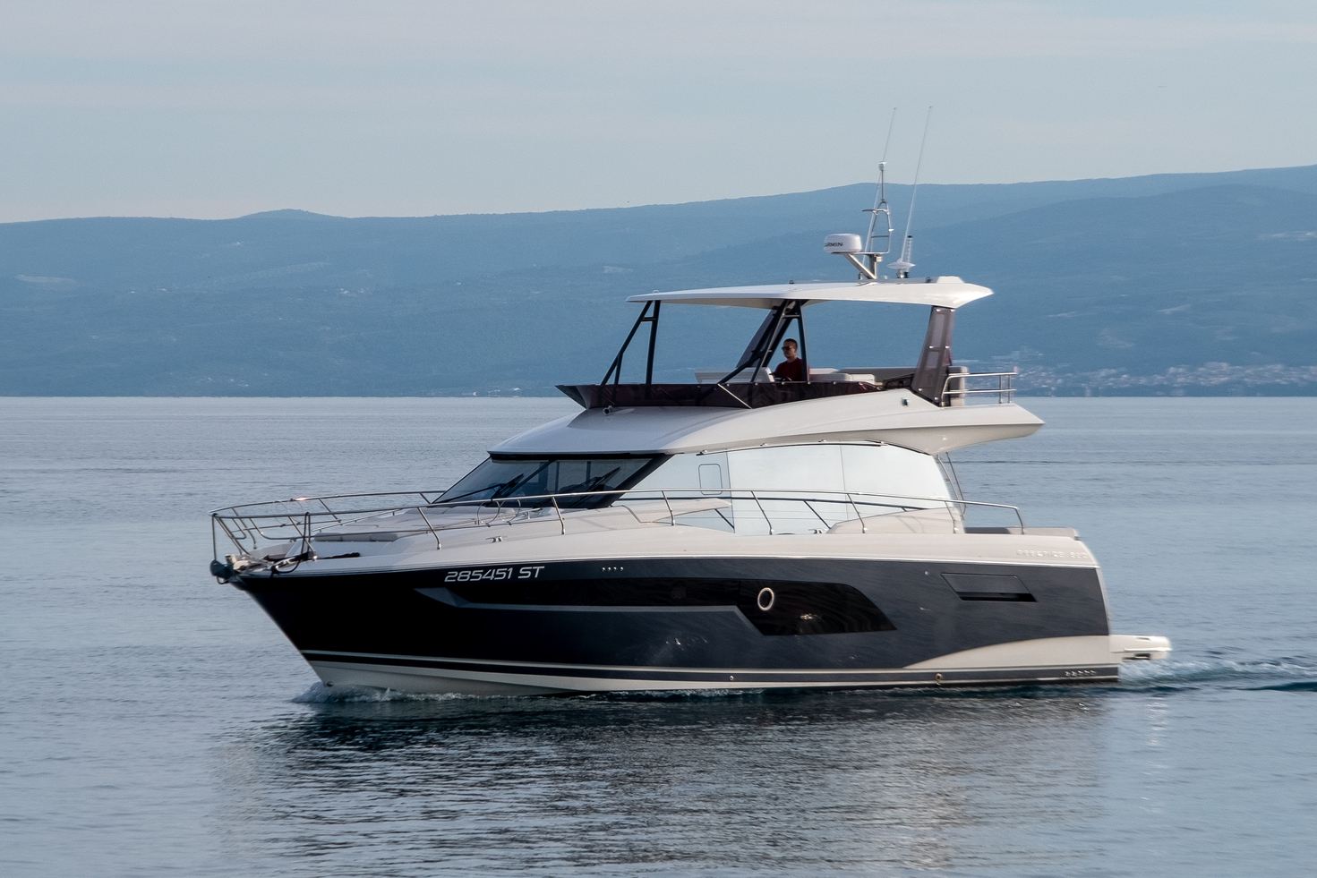Prestige 520 Flybridge - 3 + 1 cab. — photo 3