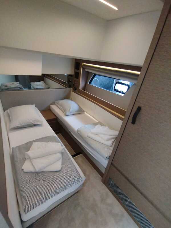 Prestige 520 Flybridge - 3 + 1 cab. — photo 17