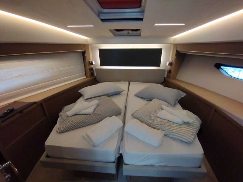 Prestige 520 Flybridge - 3 + 1 cab. — photo 18