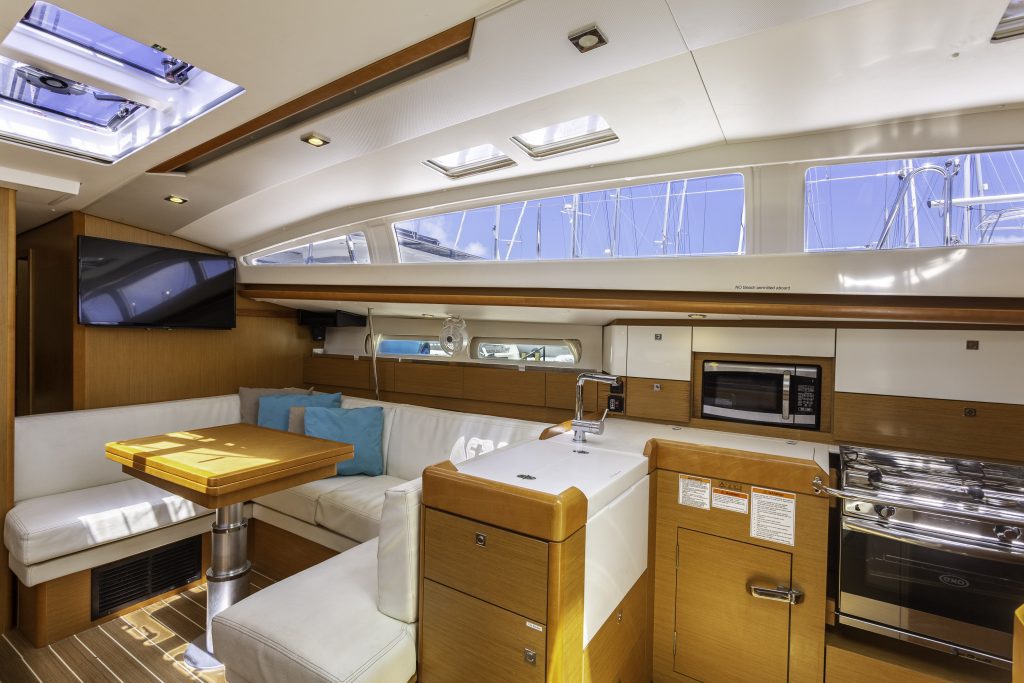 Sun Odyssey 44 DS — photo 17