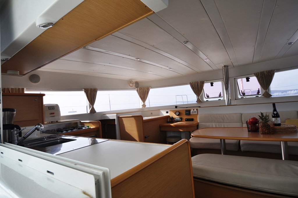 Lagoon 421 — photo 11