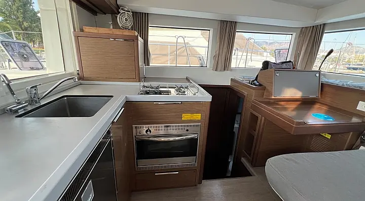 Lagoon 40 - 4 + 2 cab — photo 8