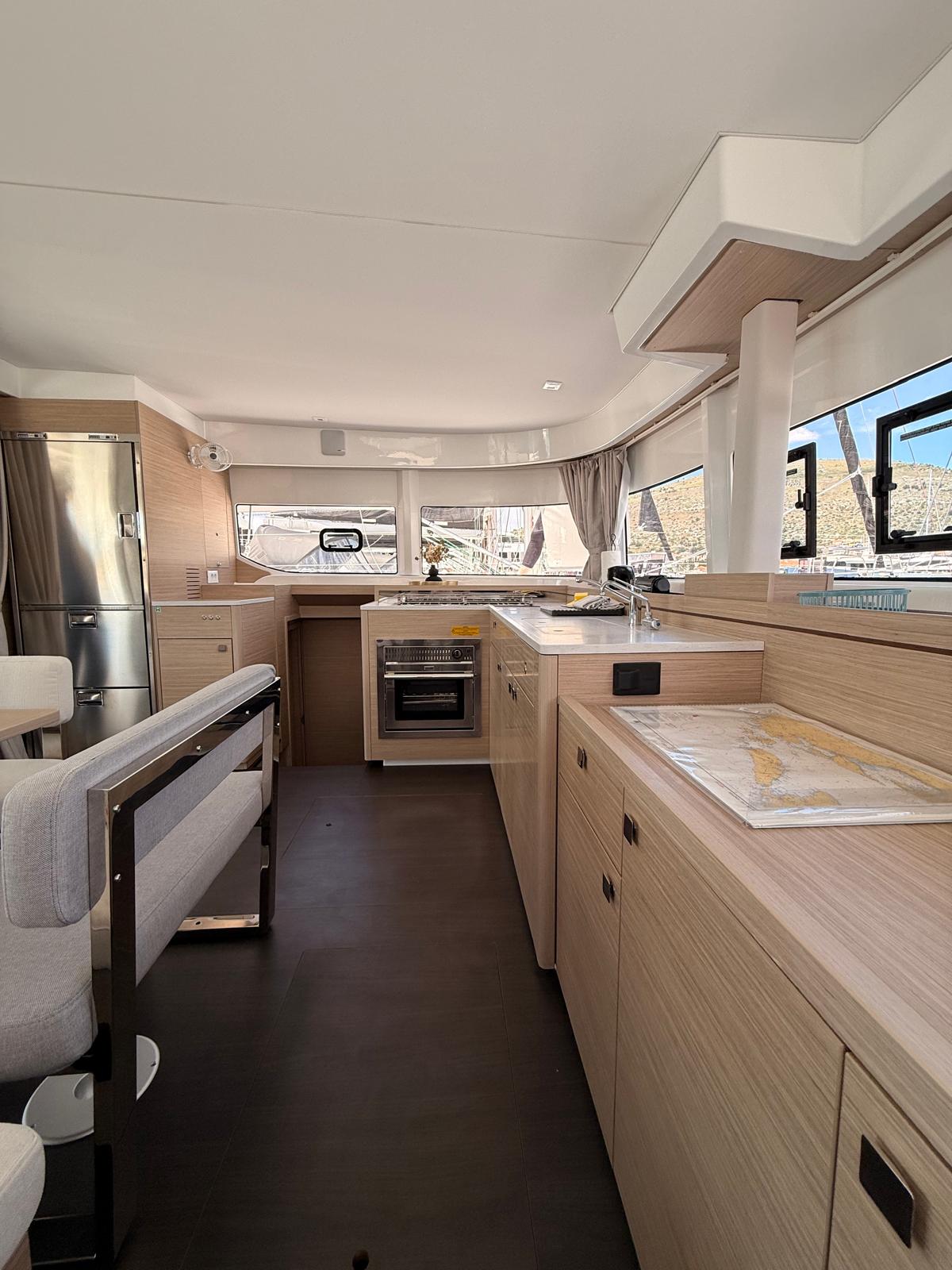 Lagoon 43 - 4 + 1 cab. — photo 10