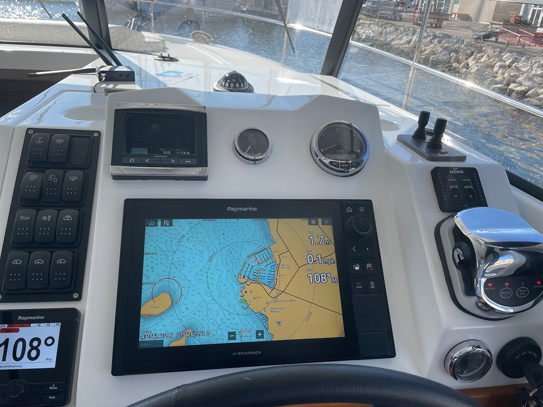 Swift Trawler 35 — photo 11