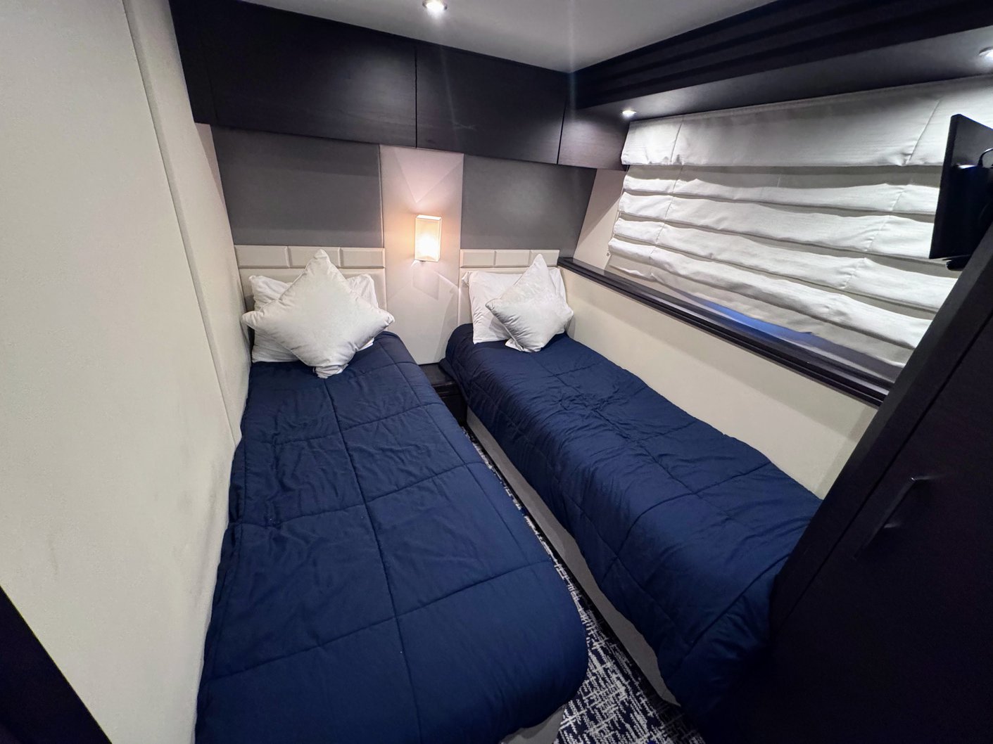 Marquis 720 Flybridge — photo 21