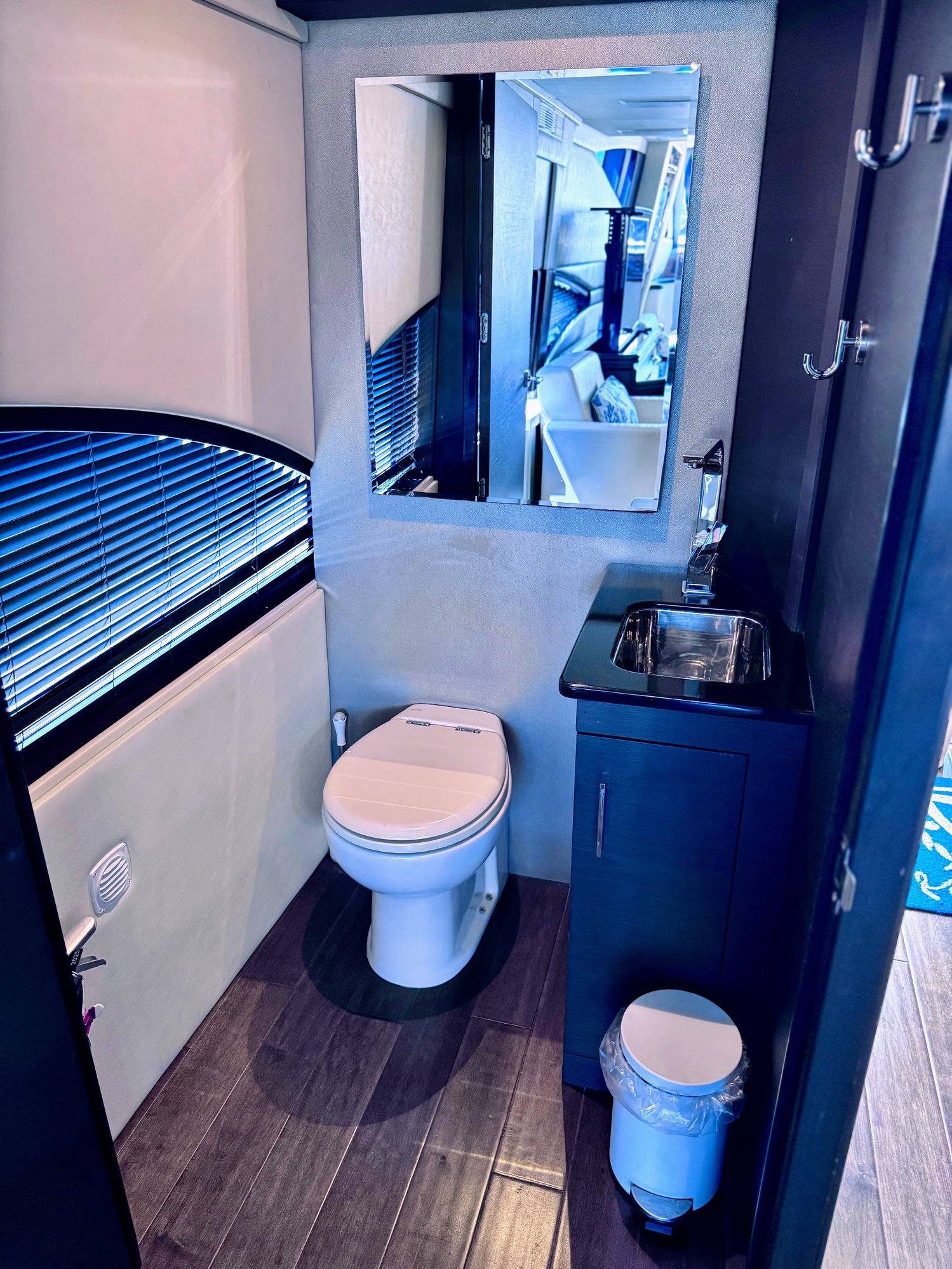 Marquis 720 Flybridge — photo 27