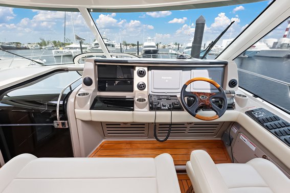 Sea Ray 60 Sundancer — photo 18