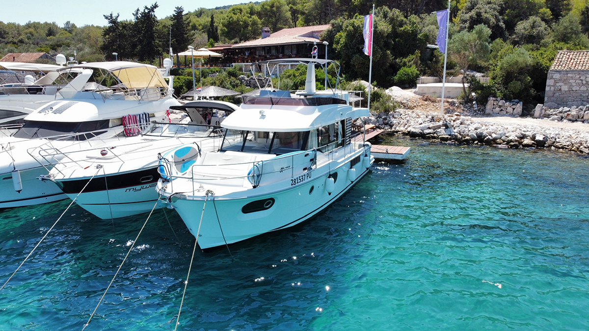 Swift Trawler 41 Fly — photo 4