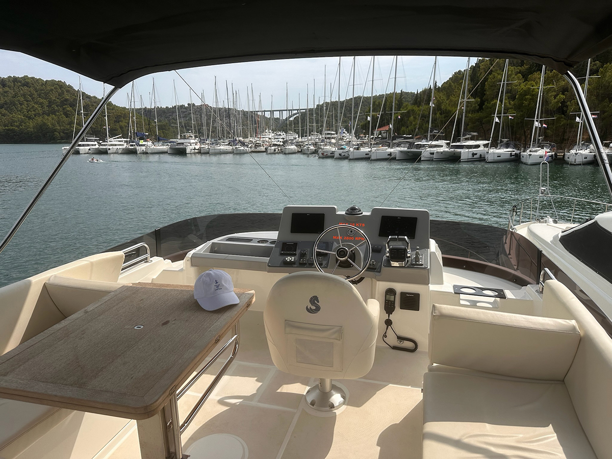 Swift Trawler 41 Fly — photo 9