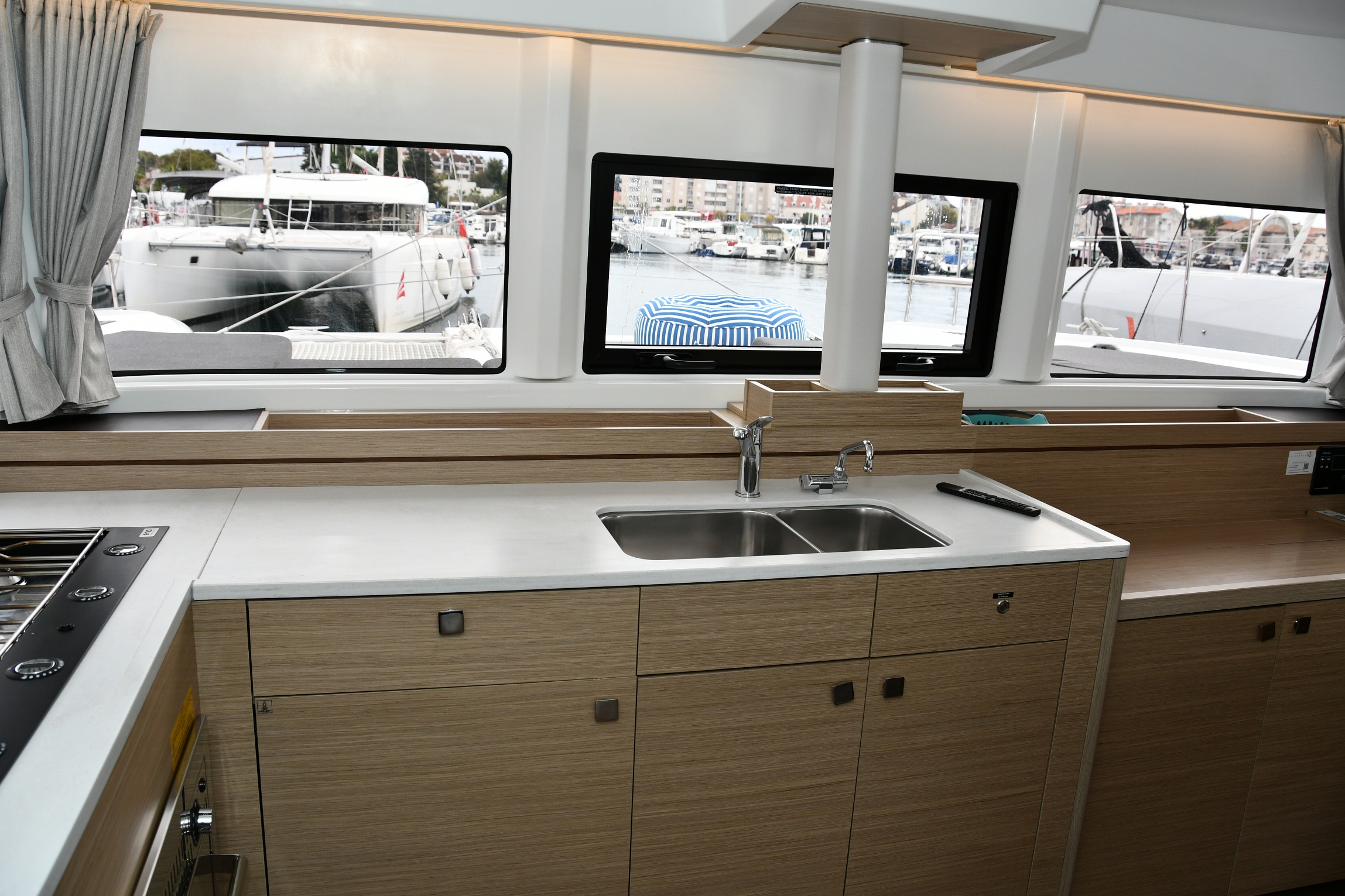 Lagoon 43 - 4 + 2 cab. — photo 10