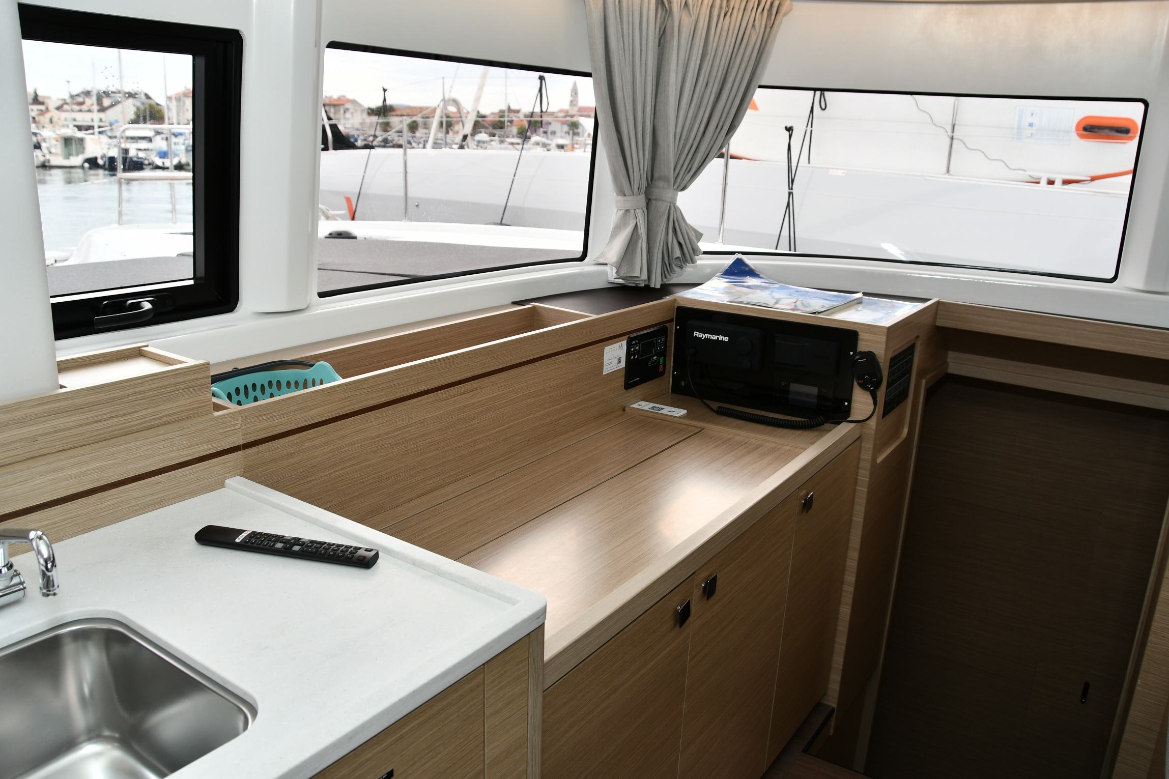 Lagoon 43 - 4 + 2 cab. — photo 11