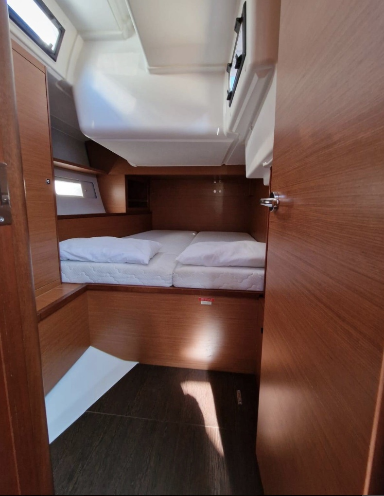 Dufour 530 - 5 + 1 cab. — photo 8