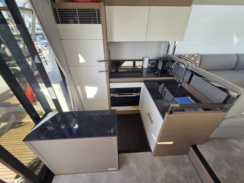 Prestige 520 Flybridge - 3 + 1 cab. — photo 11