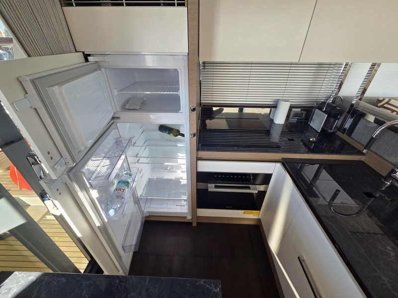 Prestige 520 Flybridge - 3 + 1 cab. — photo 12