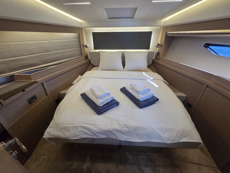 Prestige 520 Flybridge - 3 + 1 cab. — photo 17
