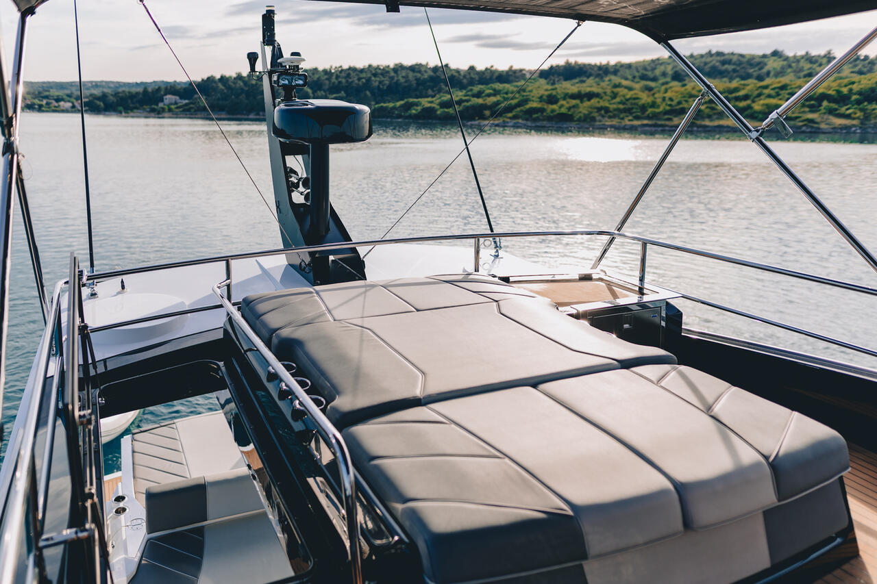 Sunseeker 65 Sport Yacht — photo 9