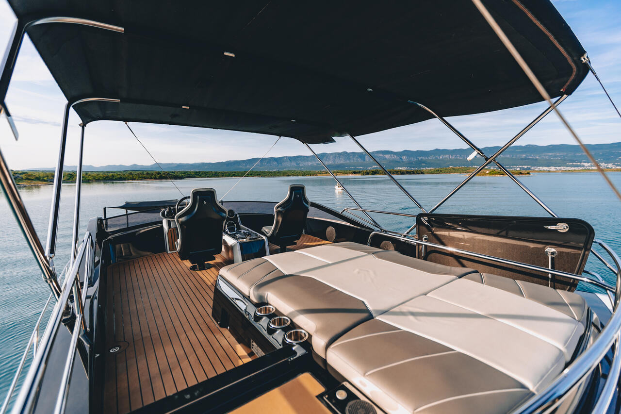 Sunseeker 65 Sport Yacht — photo 10