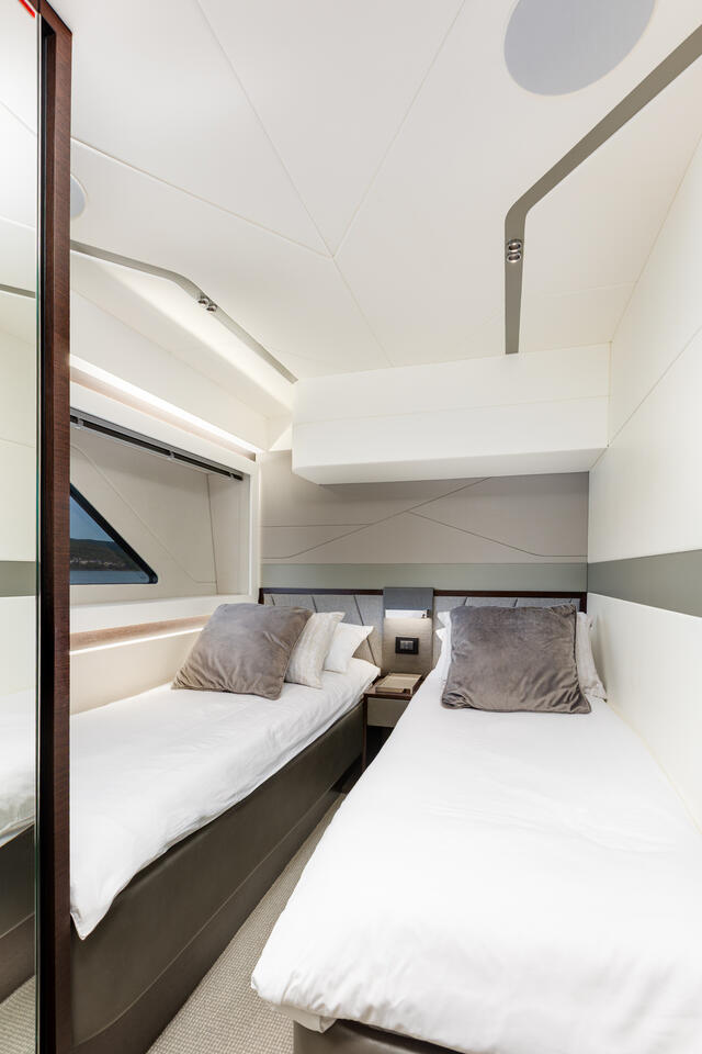 Sunseeker 65 Sport Yacht — photo 25