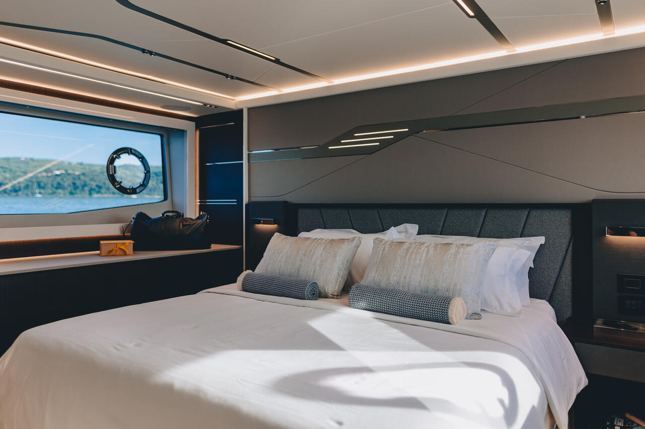 Sunseeker 65 Sport Yacht — photo 26