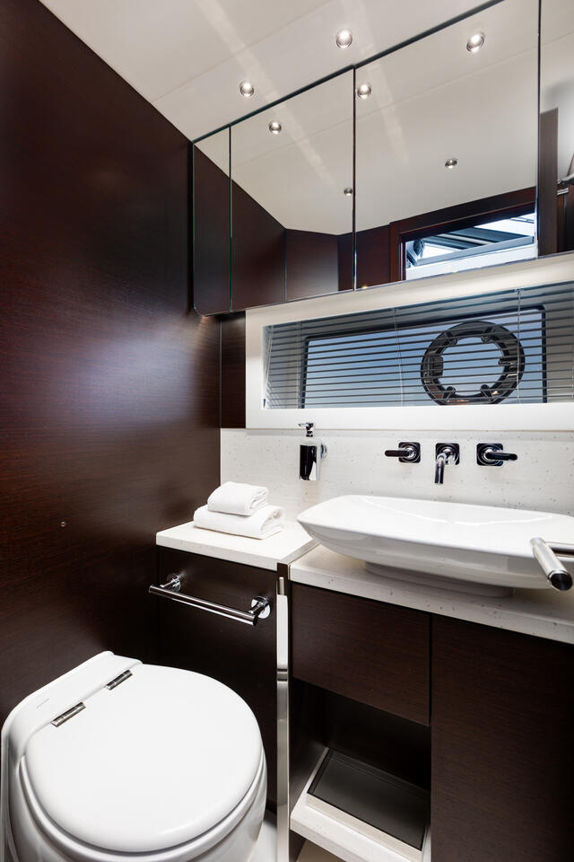 Sunseeker 65 Sport Yacht — photo 28
