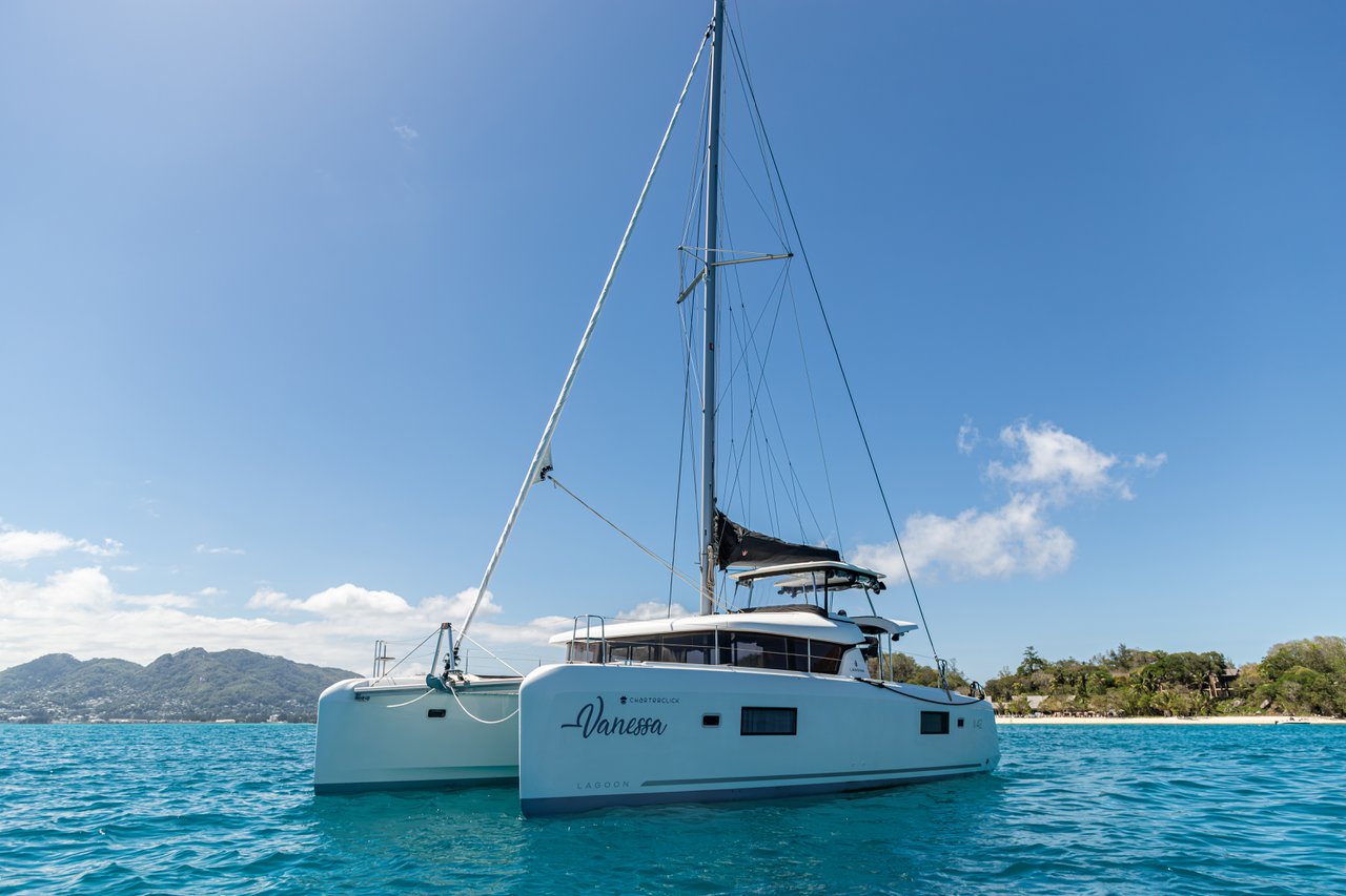 Lagoon 42 - 4 + 2 cab. — photo 1