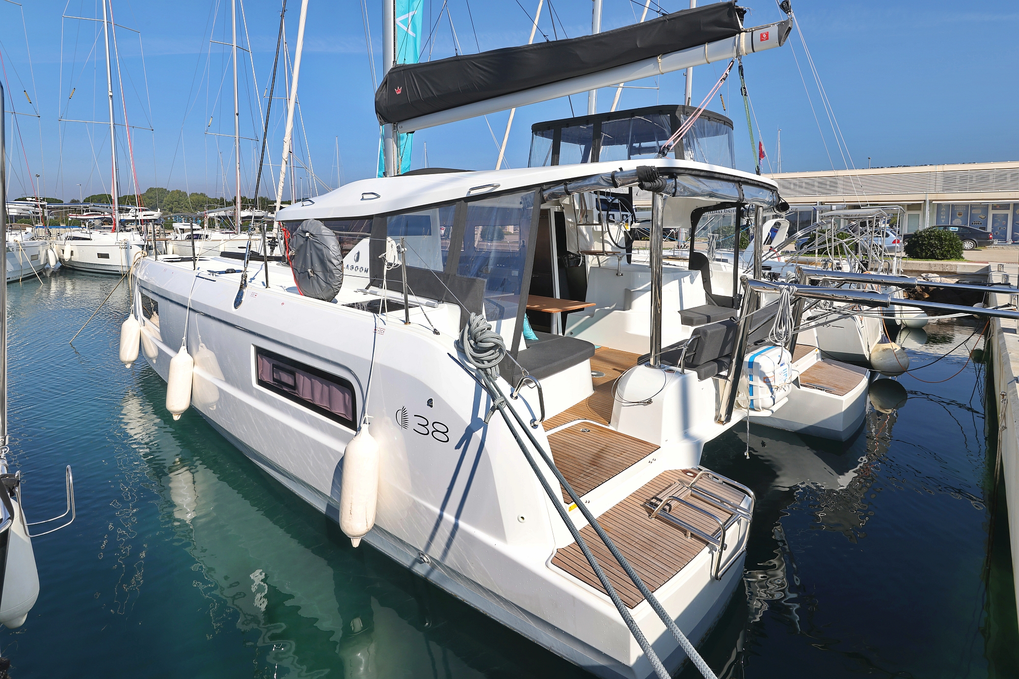 Lagoon 38 - 3 + 2 cab. — photo 40