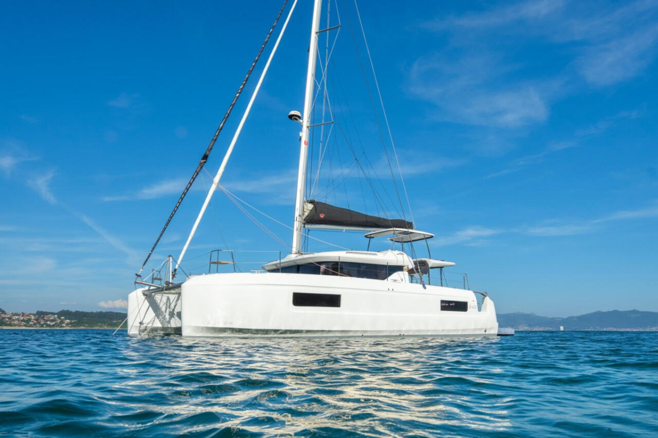 Lagoon 43 - 4 + 2 cab. — photo 1