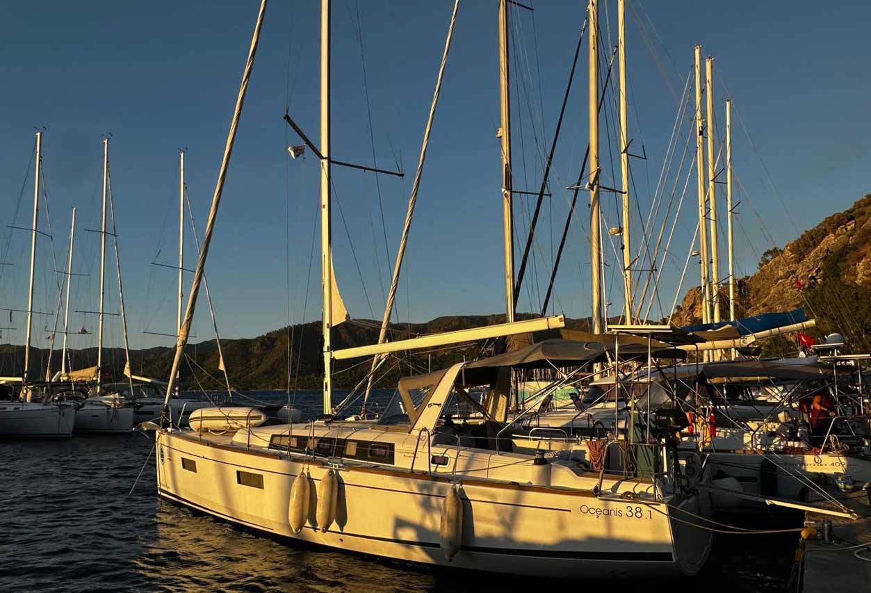Oceanis 38.1 — photo 1