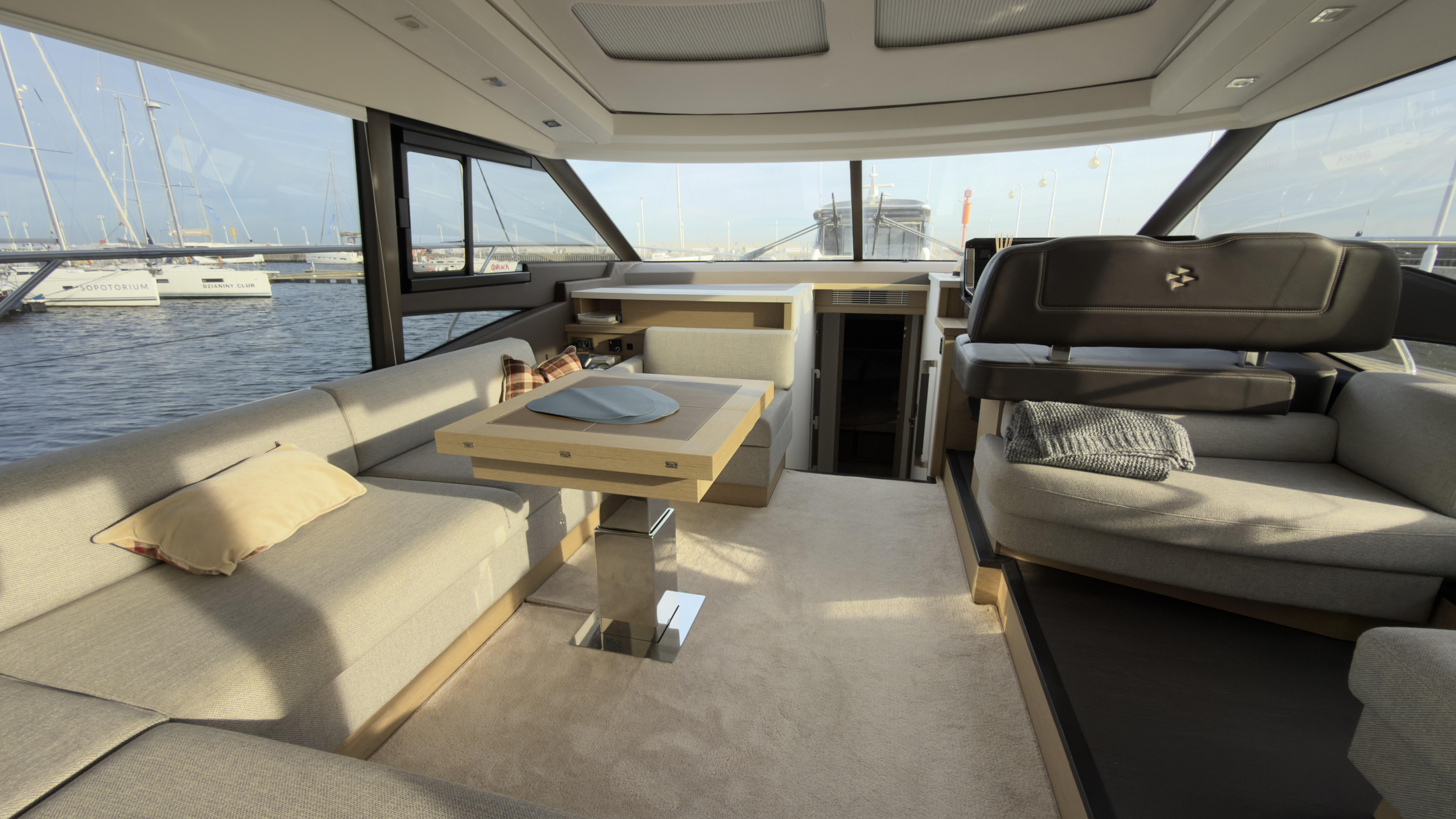 Prestige 590 Flybridge - 3 + 1 cab. — photo 6