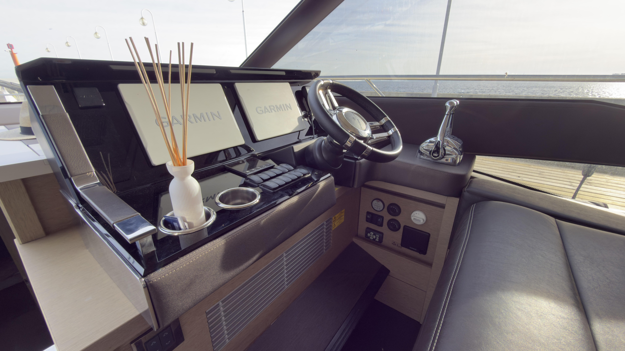 Prestige 590 Flybridge - 3 + 1 cab. — photo 7