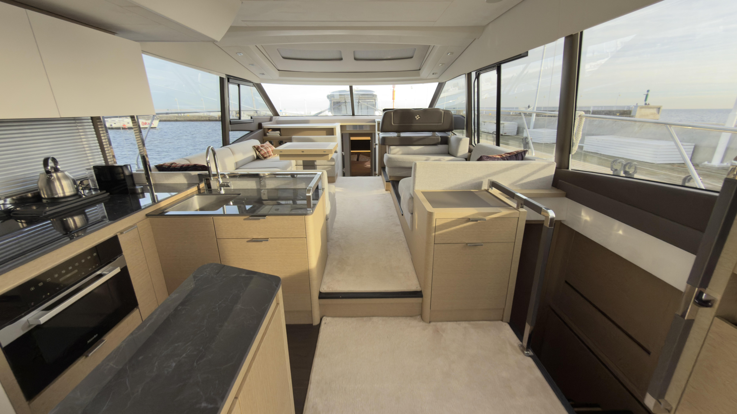 Prestige 590 Flybridge - 3 + 1 cab. — photo 12