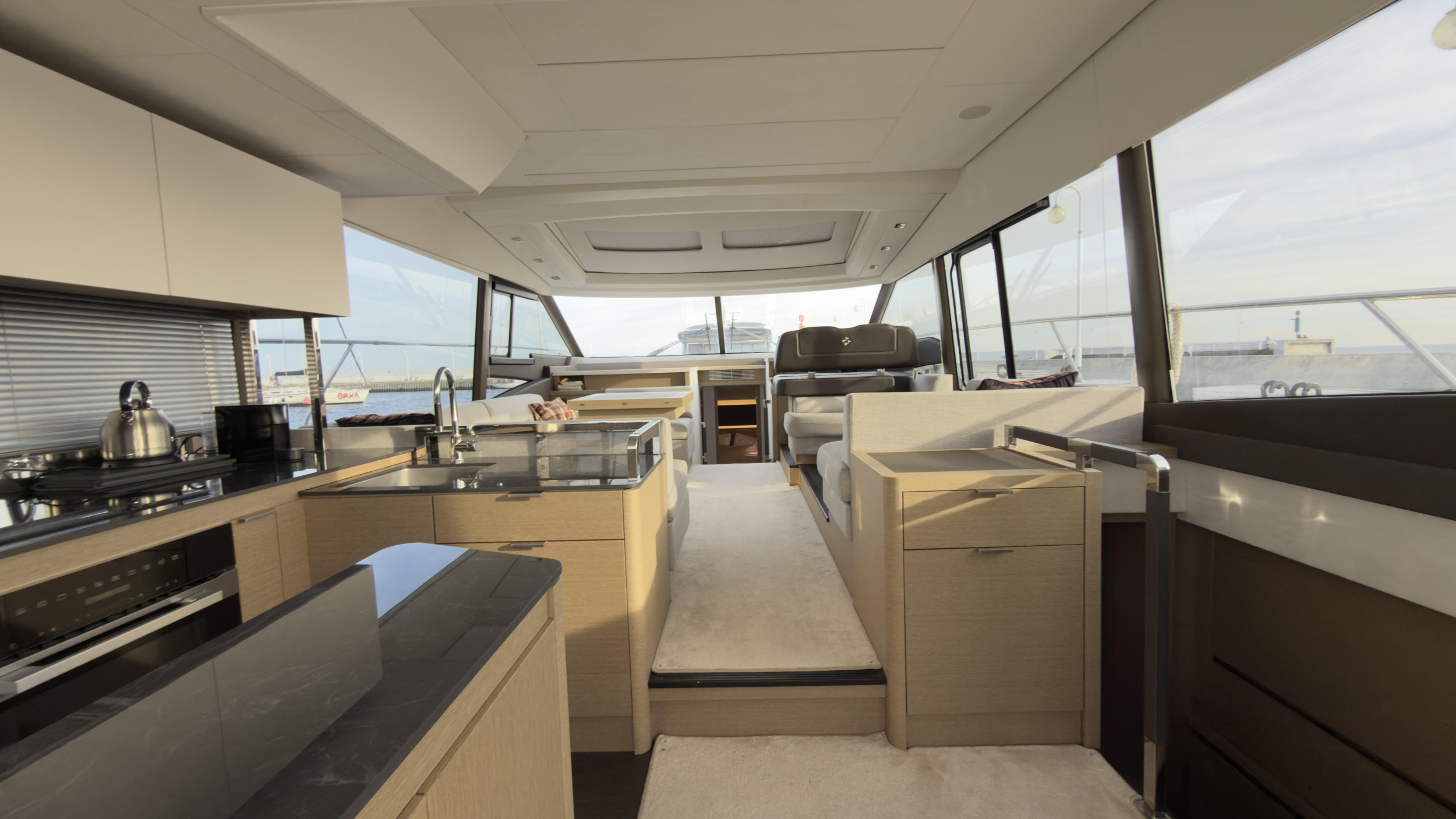 Prestige 590 Flybridge - 3 + 1 cab. — photo 13