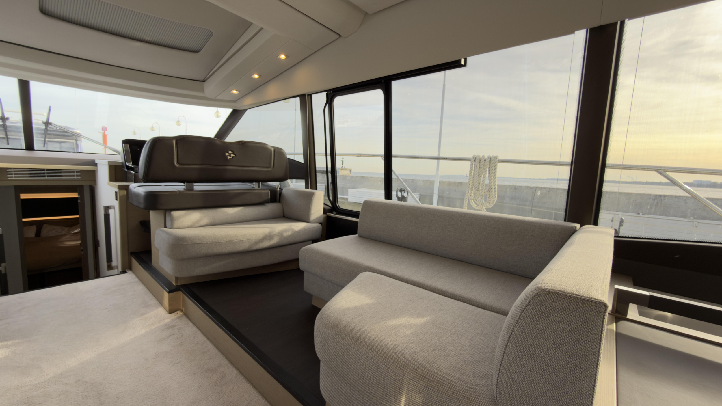 Prestige 590 Flybridge - 3 + 1 cab. — photo 18