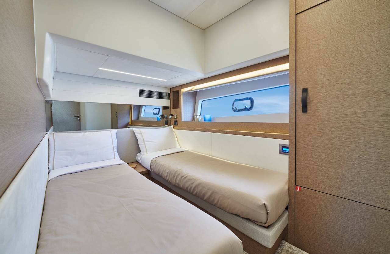 Prestige 590 Flybridge - 3 + 1 cab. — photo 4