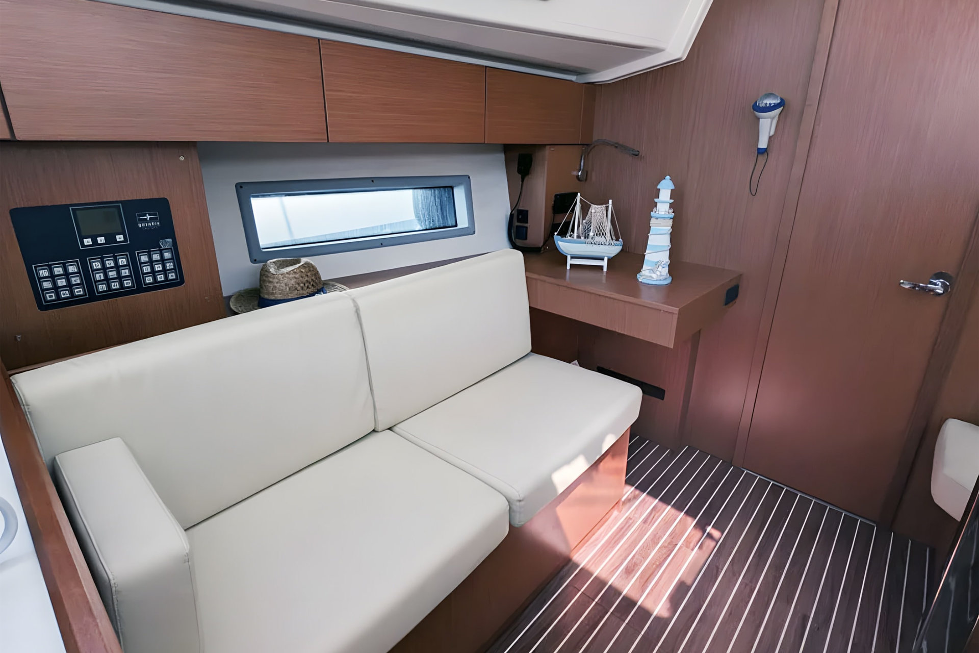 Bavaria C42 — photo 10
