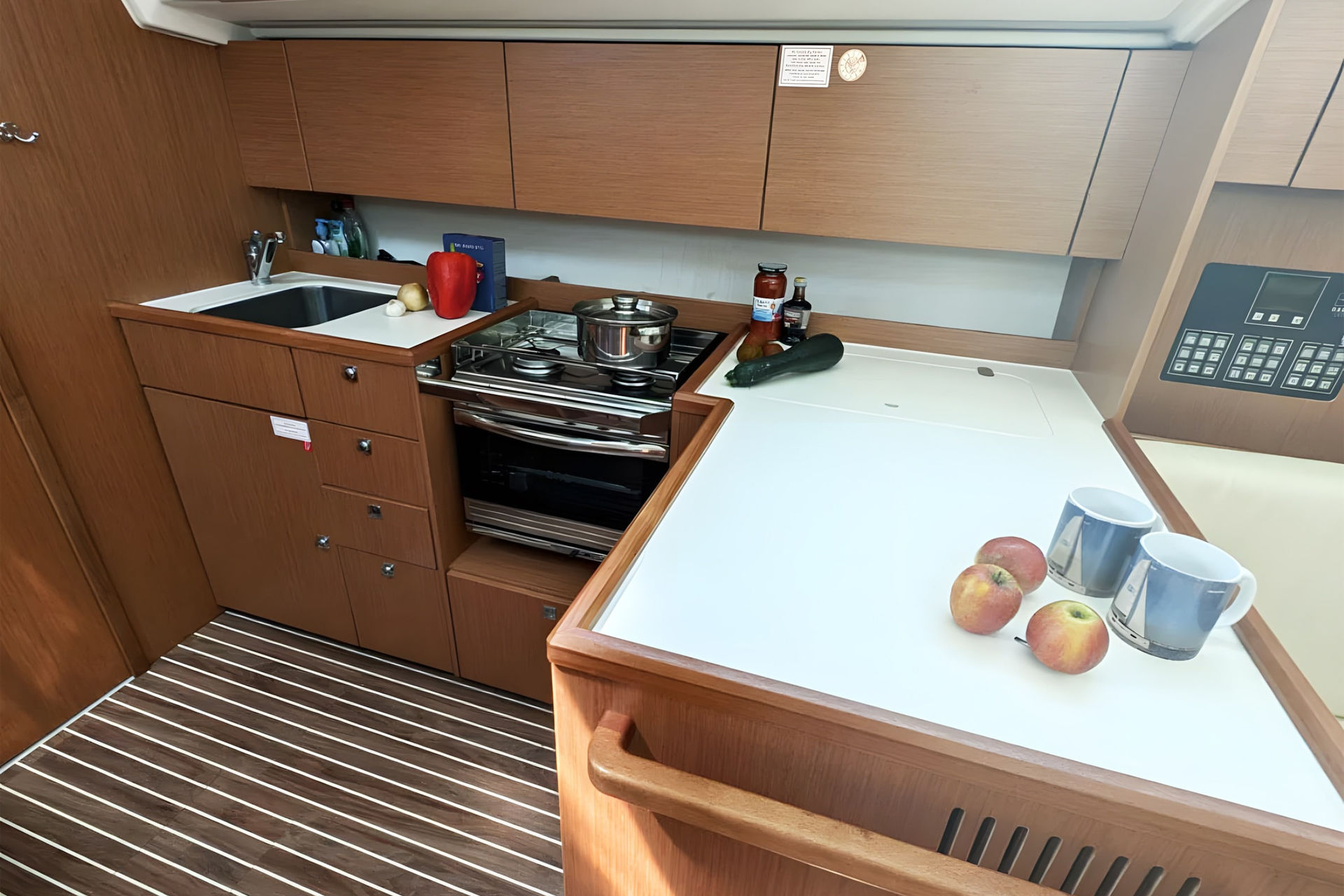 Bavaria C42 — photo 13