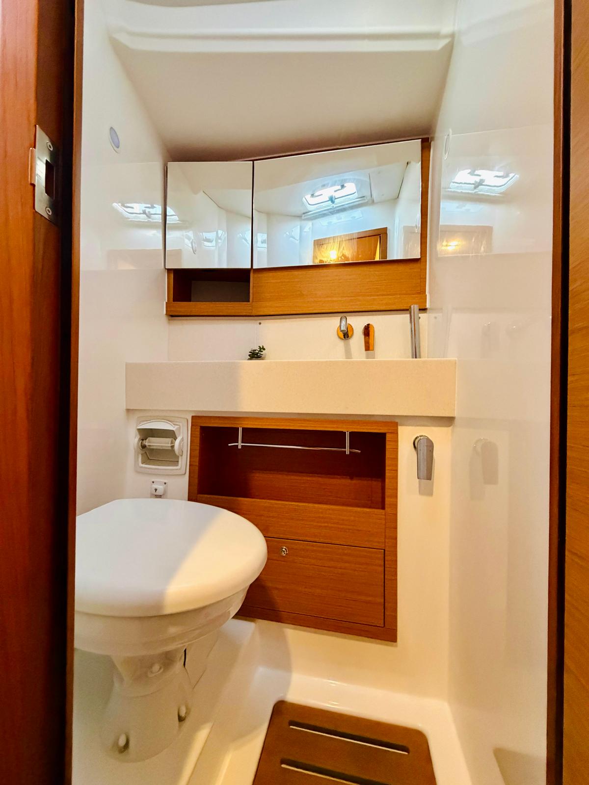 Dufour 530 - 5 + 1 cab. — photo 19
