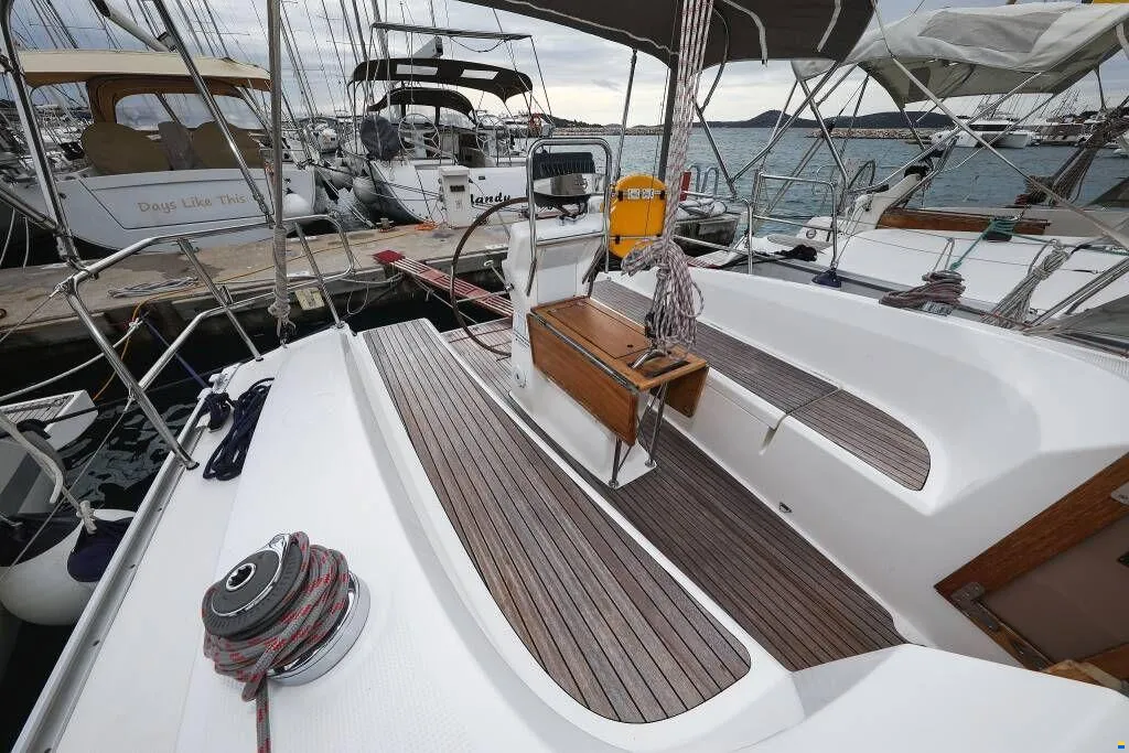 Bavaria Cruiser 32 — photo 9