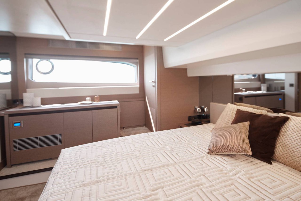 Prestige 520 Flybridge - 3 + 1 cab. — photo 14