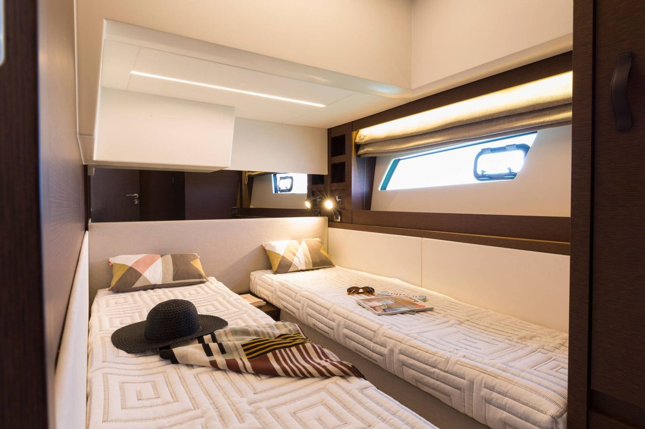 Prestige 520 Flybridge - 3 + 1 cab. — photo 15