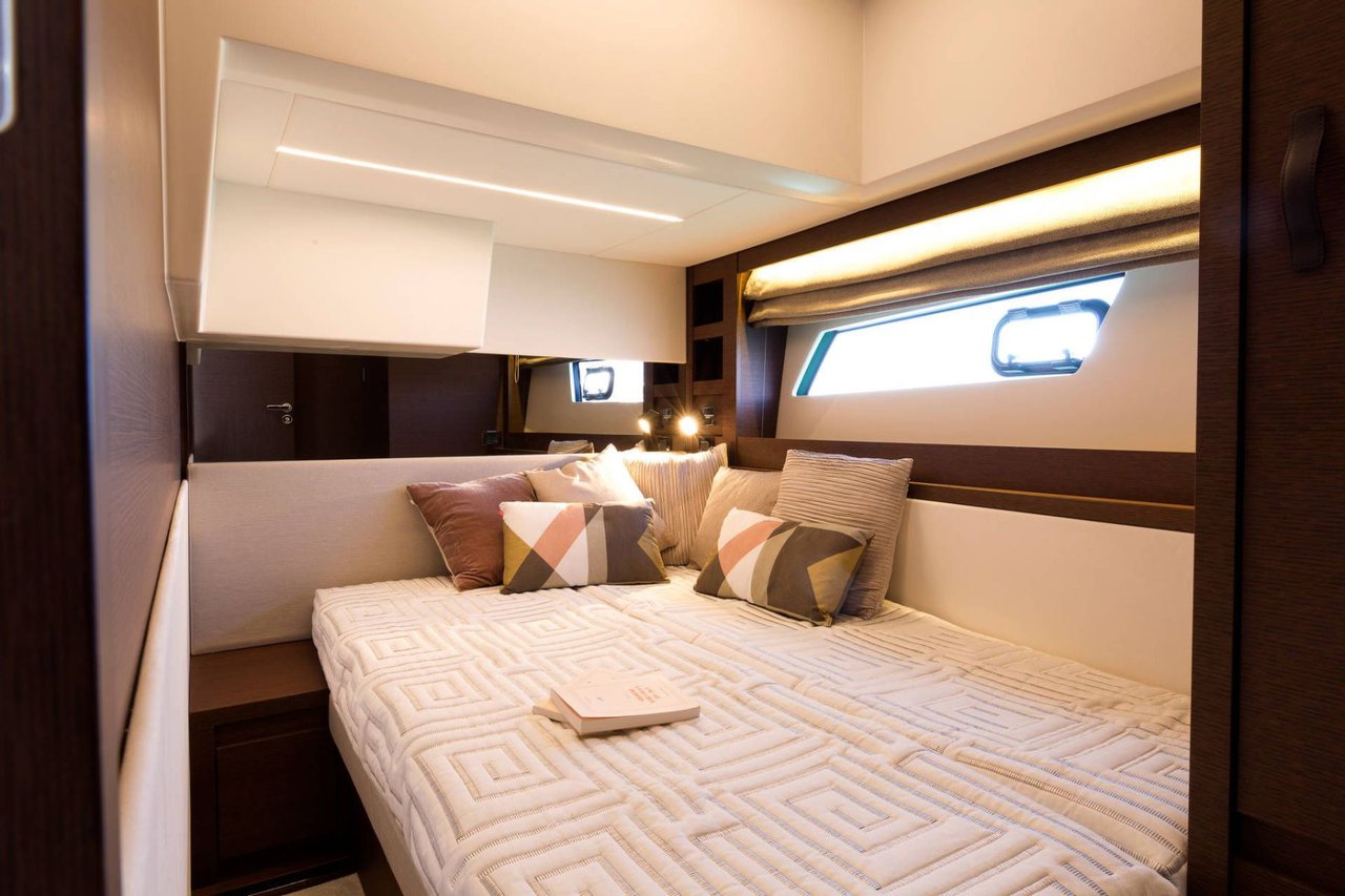 Prestige 520 Flybridge - 3 + 1 cab. — photo 16