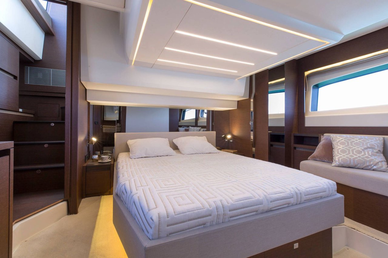 Prestige 520 Flybridge - 3 + 1 cab. — photo 17