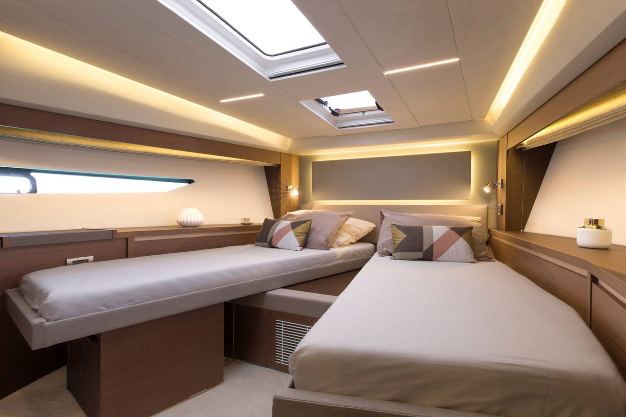 Prestige 520 Flybridge - 3 + 1 cab. — photo 18