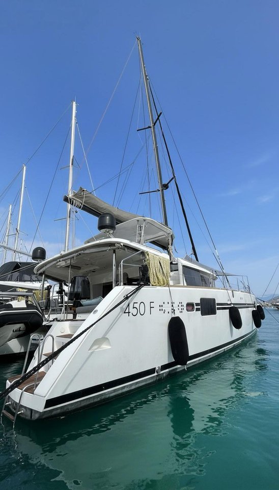 Lagoon 450 F - 3 + 1 cab. — photo 1