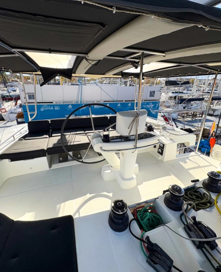 Lagoon 52 - 5 + 1 cab. — photo 4