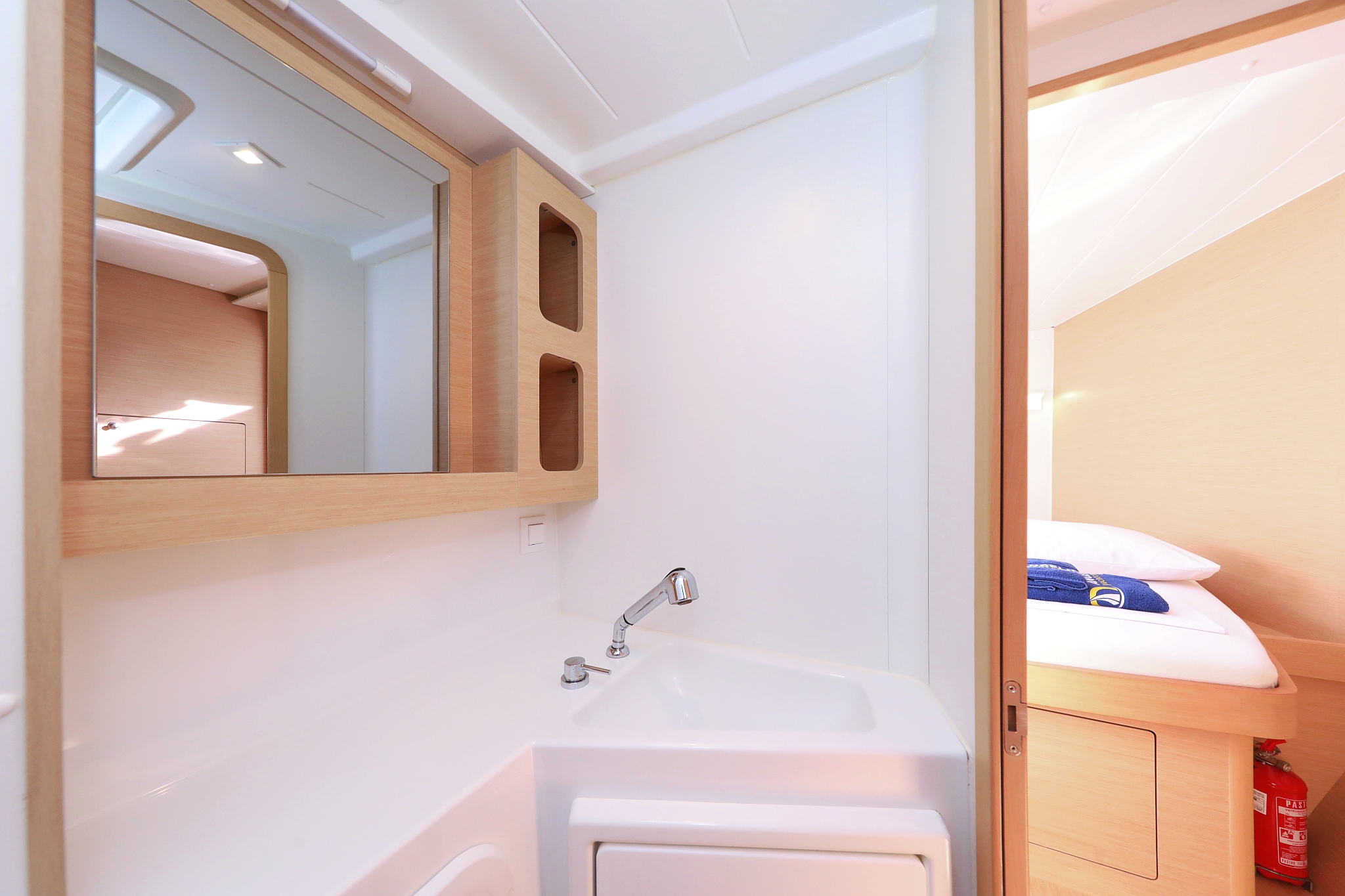 Lagoon 42 - 4 + 2 cab. — photo 33