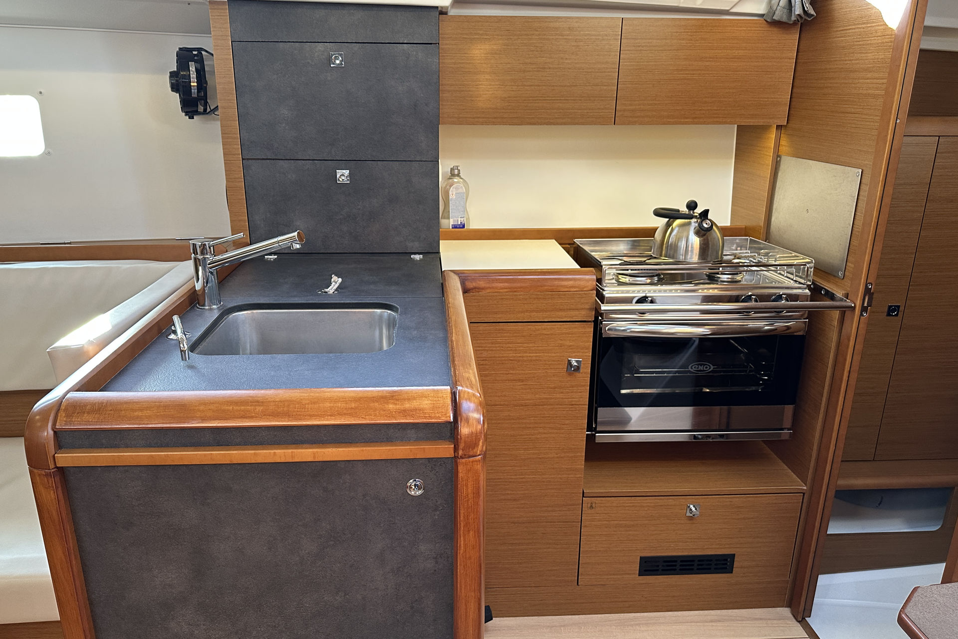 Sun Odyssey 349 - 2 cab. — photo 11