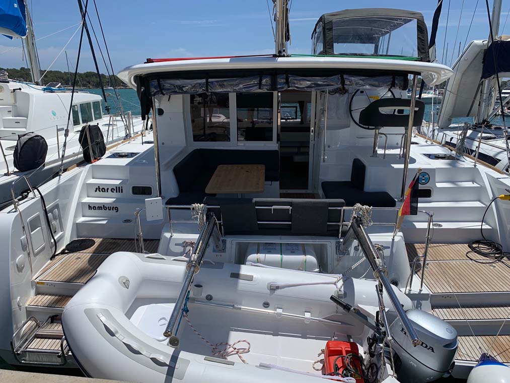 Lagoon 40 - 4 + 2 cab — photo 1
